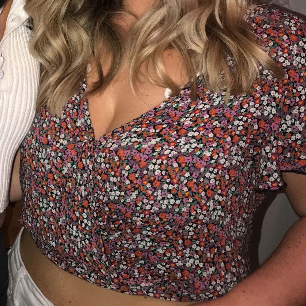 Flowy floral V-cut crop top